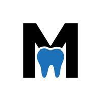 lettera m dentale logo concetto con denti simbolo vettore modello