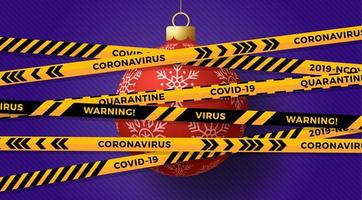 palla di Natale rossa coperta da nastro adesivo di avvertenza per il coronavirus
