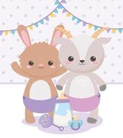 baby shower, simpatico coniglio di capra con ciuccio sonaglio e biberon di latte, celebrazione benvenuto neonato vettore