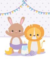 baby shower, leoncino coniglietto con anatra sonaglio e biberon, celebrazione benvenuto neonato vettore