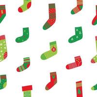 Natale calzini collezione senza soluzione di continuità modello. natale e nuovo anno calza impostato con inverno vacanza simboli e verde rosso colori. disegnato a mano scarabocchio vettore illustrazione.
