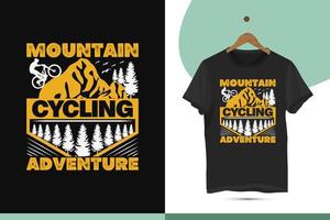 montagna Ciclismo avventura maglietta design modello. vettore illustrazione con montagna, selvaggio, foresta, e equitazione silhouette. Stampa su il camicia, borse, tazze, e cuscini.
