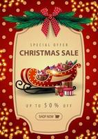 offerta speciale, saldi di natale, fino a 50 di sconto, bellissimo banner sconto con ghirlanda, trama a pois rossi su sfondo, cornice vintage, rami di albero di natale, fiocco rosso e slitta di Babbo Natale con presente vettore