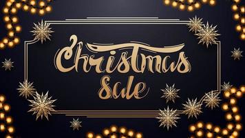 vendita di natale, banner sconto blu scuro con ghirlanda, cornice vintage oro e fiocchi di neve d'oro di carta vettore