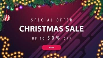 offerta speciale, saldi natalizi, sconti fino a 50, banner sconto viola orizzontale con ghirlanda e ramo di albero di natale vettore