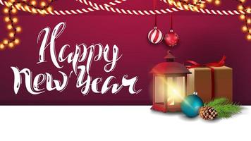felice anno nuovo, biglietto di auguri orizzontale viola con bellissime scritte, decorazioni natalizie, regalo, lanterna vintage, ramo di un albero di natale con un cono e una palla di natale vettore