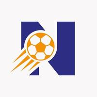 iniziale lettera n calcio logo concetto con in movimento calcio icona. calcio logotipo simbolo vettore