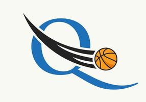 iniziale lettera q pallacanestro logo concetto con in movimento pallacanestro icona. cestino palla logotipo simbolo vettore modello