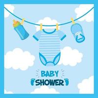 carta di baby shower con vestiti appesi vettore