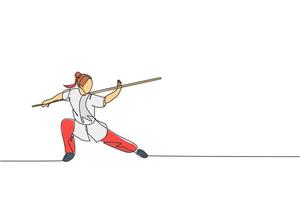disegno a linea continua singola di combattente di wushu di giovane donna, maestro di kung fu in treno uniforme con personale lungo al centro del dojo. concetto di concorso di combattimento. illustrazione vettoriale di disegno di una linea alla moda