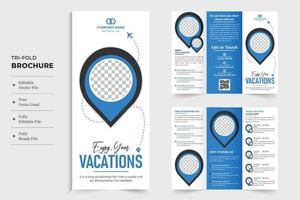 giro e viaggio tri piegare opuscolo modello con blu e buio colori. viaggio agenzia annuncio pubblicitario manifesto design con sconto sezione. vacanza progettista attività commerciale promozione opuscolo per marketing. vettore