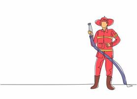 singolo disegno a tratteggio del giovane pompiere posa in piedi e tenendo l'ugello dell'acqua. concetto minimo di professione e occupazione professionale. illustrazione vettoriale grafica di disegno di disegno di linea continua