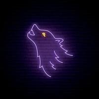 insegna al neon testa di lupo. emblema luminoso lupo selvatico viola. illustrazione vettoriale in stile neon.