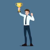 un giovane imprenditore di successo si alza tenendo in mano una coppa trofeo d'oro. vincitore o leader personaggio maschile con il concetto di successo aziendale. vettore