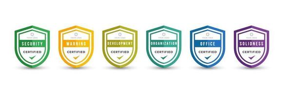 design dello scudo del badge logo certificato per i certificati del badge di formazione aziendale da determinare in base a criteri. set bundle certificare con illustrazione vettoriale di sicurezza colorata.