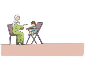 un disegno a tratteggio continuo di una giovane mamma islamica che dà da mangiare al suo bambino cibo salutare sul tavolo da pranzo del bambino. felice concetto di famiglia genitorialità musulmana araba. illustrazione vettoriale di disegno dinamico a linea singola