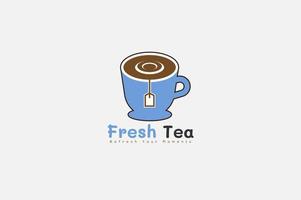 tè logo design con tazza e tè Borsa. salutare fresco tè bevanda concetto logo design vettore. vettore