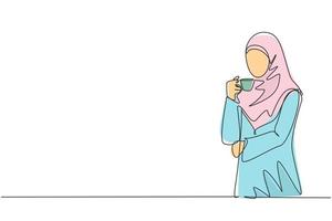 un disegno a tratteggio continuo di una giovane donna d'affari musulmana che pensa a idee imprenditoriali mentre tiene in mano una tazza di caffè. donna araba saudita con vel e hijab. illustrazione di un disegno a tratteggio vettore