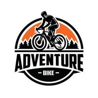 montagna motociclista cerchio emblema vadge vettore arte illustrazione isolato