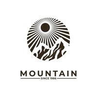 Vintage ▾ avventura montagna logo design vettore