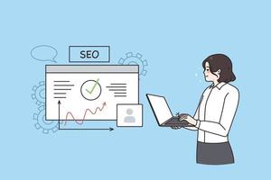 SEO ottimizzazione e attività commerciale sviluppo concetto. sorridente lavoratore manager donna in piedi con il computer portatile e fabbricazione presentazione di SEO processi nel attività commerciale vettore illustrazione