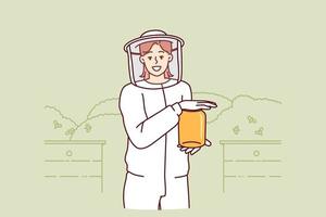 giovane donna apicoltore nel protettivo uniforme Tenere vaso di miele in piedi nel apiario tra volante api. ragazza contadino razze api nel giardino ottenere biologico miele per vendita a giusto di ecologico prodotti vettore
