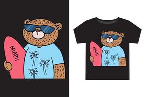 mano disegnato divertente orso con tavola da surf cartone animato illustrazione per bambini t camicia vettore