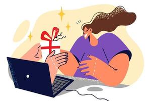 mani con regalo attaccare su di il computer portatile ricompensa donna chi ha vinto Internet concorso o desiderio contento compleanno. ragazza riceve cashback nel modulo di regalo scatola dopo shopping su Internet siti e in linea pagamenti vettore