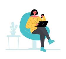 donna è seduta su il sedia con il computer portatile e Telefono. libero professionista, in linea formazione scolastica, sociale media concetto. quarantena, auto-isolamento vettore