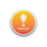 Podcast o Radio logo design utilizzando microfono e cuffie icona con slogan modello vettore