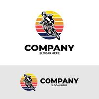 montagna bicicletta logo design ispirazione vettore