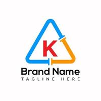 piombatura modello su K lettera. piombatura logo design concetto vettore