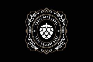 elegante Vintage ▾ luppolo fiore distintivo emblema etichetta per mestiere birra birra fabbrica di birra logo design vettore