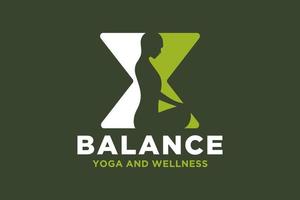 vettore X iniziale logo con yoga design concetto.