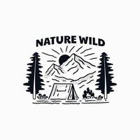 campeggio su foresta con natura selvaggio lettering .Vintage ▾ design con montagne, campeggio tenda, foresta sagome, cascata e montagna. per t camicia, distintivo, emblema, cartello. vettore illustrazione