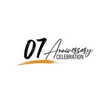 07 anno anniversario celebrazione logo design con nero colore isolato font e giallo colore su bianca sfondo vettore