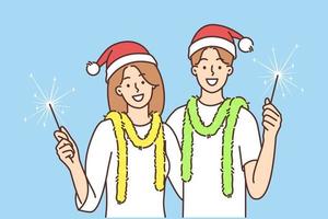 sorridente coppia nel Santa cappelli festeggiare nuovo anno insieme Tenere sparklers nel mani. contento uomo e donna godere inverno vacanze. vettore illustrazione.