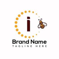 ape modello su io lettera. ape e miele logo design concetto vettore