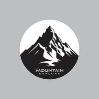 montagna emblema silhouette logo isolato bianca sfondo vettore