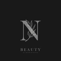 lettera n logo floreale logo design. logo per donne bellezza salone massaggio cosmetico o terme marca vettore
