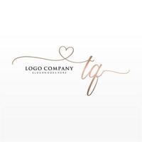 iniziale tq femminile logo collezioni modello. grafia logo di iniziale firma, nozze, moda, gioielliere, boutique, floreale e botanico con creativo modello per qualunque azienda o attività commerciale. vettore