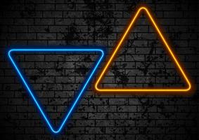 arancia e blu neon triangoli su buio grunge mattone parete sfondo vettore