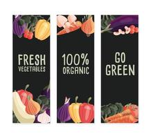 tre modelli di banner verticali con verdure biologiche fresche e posto per il testo. cibo naturale disegnato a mano colorato su sfondo verde scuro. illustrazione vettoriale. vettore