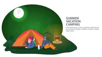 banner per la progettazione di un campeggio estivo una ragazza giace in una tenda turistica e un ragazzo è seduto accanto a un falò sullo sfondo di un'illustrazione vettoriale di città di notte
