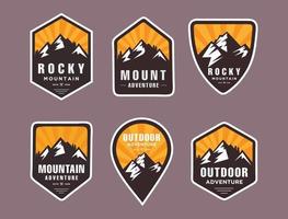 set di sei emblemi di viaggio in montagna. emblemi di avventura all'aria aperta in campeggio, distintivi vettore