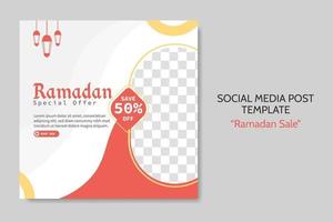 modello di post sui social media di vendita di ramadan. banner pubblicitario web con stile di colore rosso e dorato per biglietto di auguri, buono, evento islamico. vettore
