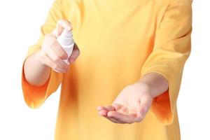 giovane donna utilizzando mano disinfettante spray per pulito sua mani, concetto di extra precauzioni per impedire infezione, 3d illustrazione vettore