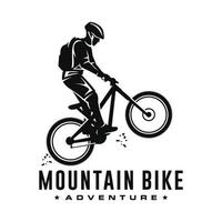 montagna bicicletta logo design vettore