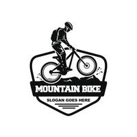 montagna bicicletta logo design vettore