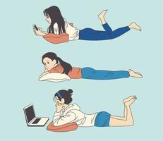 la ragazza è sdraiata su un cuscino e guarda il cellulare o gioca al computer. illustrazioni di disegno vettoriale stile disegnato a mano.